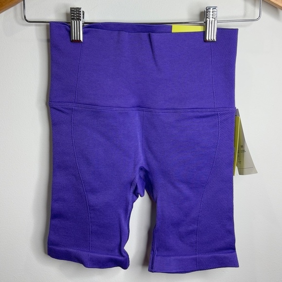 All in Motion Seamless Core 6” Purple Women’s Shorts (XS) - Picture 3 of 9